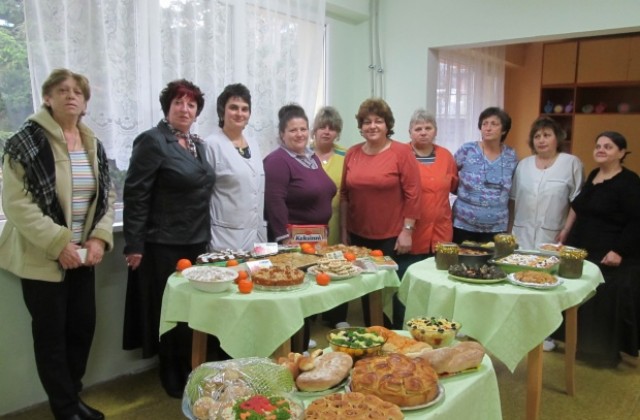 Учителки от Лясковец благотворително готвиха за бедните