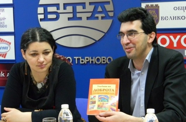 Ромски деца подаряват „Учебник по доброта на депутати и министри