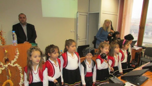 С коледен поздрав на деца започна последната общинска сесия в