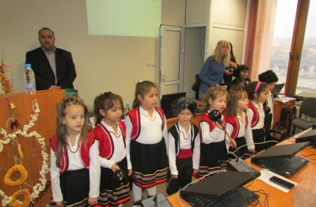 С коледен поздрав на деца започна последната общинска сесия в Г. Оряховица