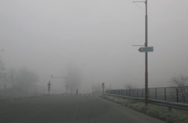Гъста мъгла затруднява движението в кюстендилско