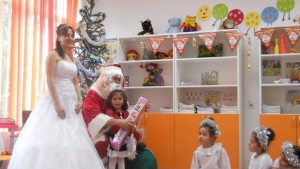 Дядо Коледа и Снежанка обикалят по детските градини в Стражишко