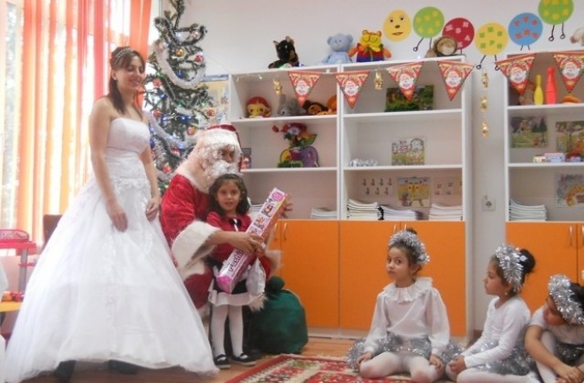 Дядо Коледа и Снежанка обикалят по детските градини в Стражишко