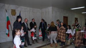 Коледари и сурвакари от ЦДГ Латинка поздравиха общинското ръководство за