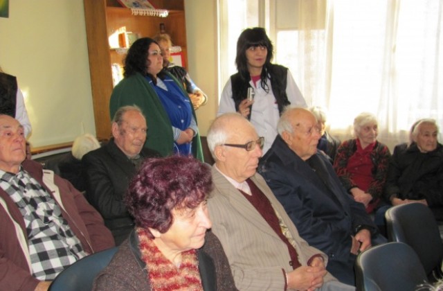 Областният управител Донка Иванова поздрави живеещите в Дома за стари хора в навечерието на Коледа