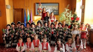 Коледарчета от ЦДГ Соня дариха кмета Даниел Панов с погача