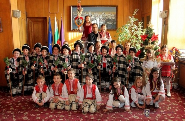 Коледарчета от ЦДГ Соня дариха кмета Даниел Панов с погача за здраве