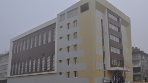 Спортната зала в двора на Реалната вече работи