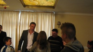 Кубрат Пулев пожела на дупнишките деца да станат по големи