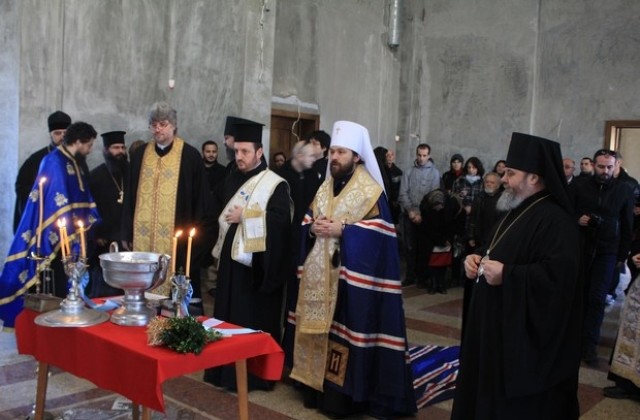 Осветиха камбаните на най- новия храм във В. Търново