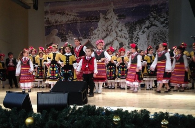 Коледен базар и празничен концерт зарадваха Приморско