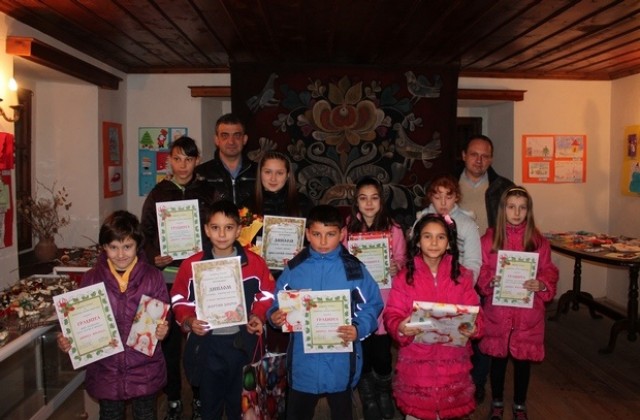 В Елена наградиха победителите в коледен конкурс