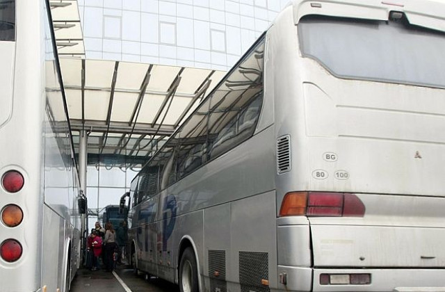 Превозвачите пускат извънредни автобуси по празниците