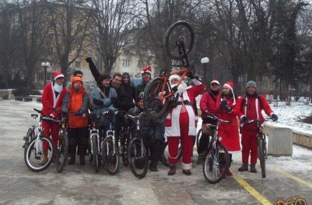 Дядо Коледа идва в Русе на колело