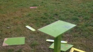 Неизвестни разрушиха мобилната библиотека в Станционната градина