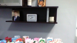 Продажба на ръчно изработени картички подкрепя социално слаби деца