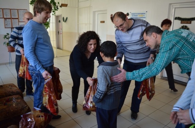Младежкото обединение на БСП с дарение в Дома за деца Пеню и Мария Велкови