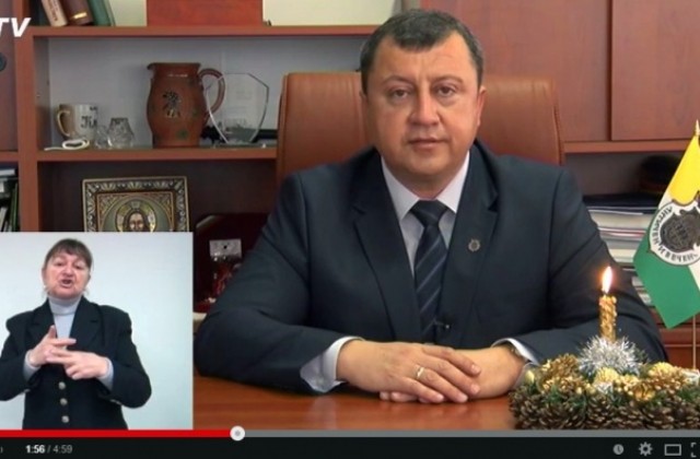 Коледно приветствие с жестомимичен превод записа кметът на Павликени