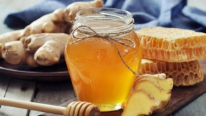 Сгряващо вкусно здравословно смес от мед и джинджифил е тайната