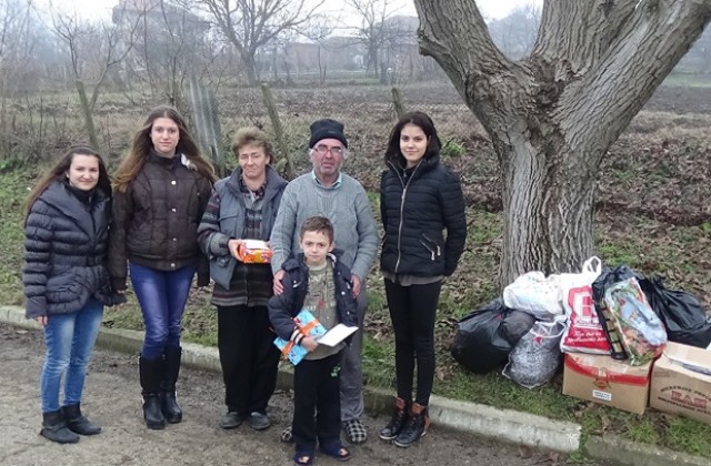 Младежи от Генерал Тошево помогнаха на бедно семейство