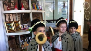 Показаха как се правят сурвачки и обичаят Сурвакане в село