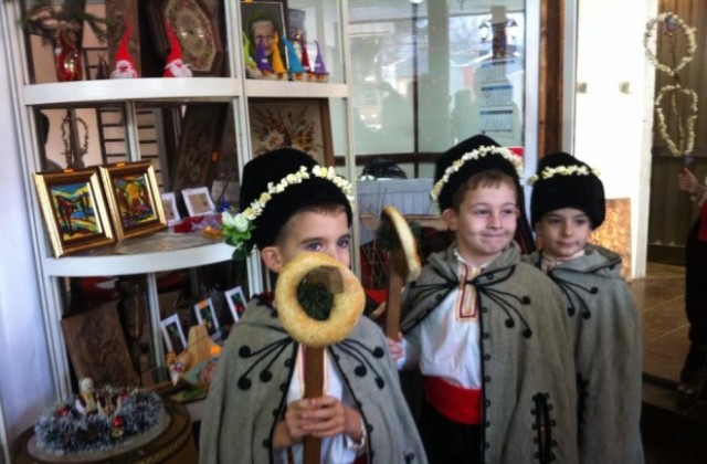 Показаха как се правят сурвачки и обичаят „Сурвакане в село Раждавица