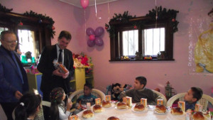 Свищовският кмет подари коледен празник на приемни семейства