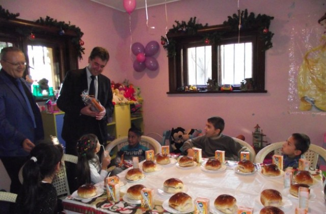 Свищовският кмет подари коледен празник на приемни семейства