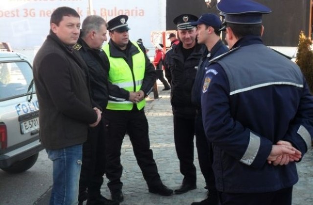 Костов инспектира чуждите полицаи в Банско