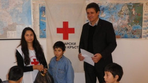 Доброволци на БЧК раздават подаръци на деца в МБАЛ Св