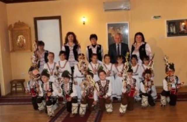 Деца поздравиха кмета Драгомир Николов