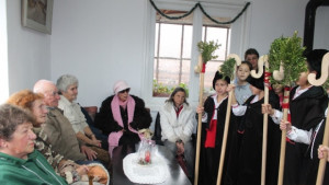 Деца поздравиха абонати на социалния патронаж в Елена