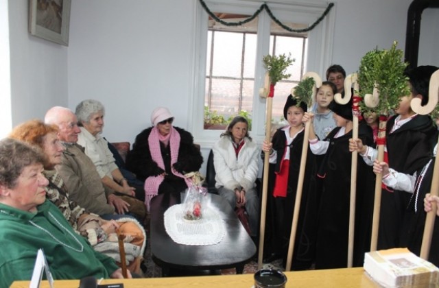 Деца поздравиха абонати на социалния патронаж в Елена