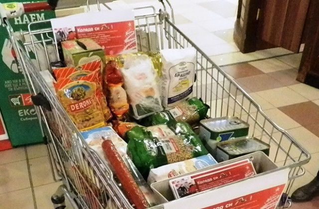 Подпомагат социално слаби семейства чрез Коледа си ти