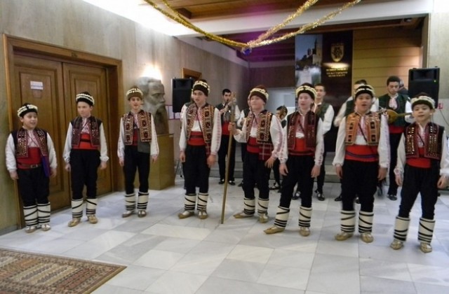 Коледари наричаха за здраве и берекет на община В. Търново