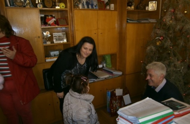 Деца настанени в приемни семейства гостуваха на кмета Чимев