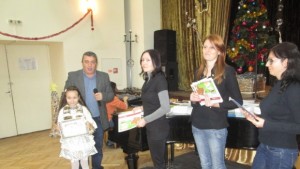 Наградиха победителите от коледния конкурс за картичка картина приказка стихотворение