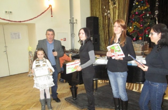 Наградиха победителите от коледния конкурс за картичка, картина, приказка, стихотворение и сурвачка