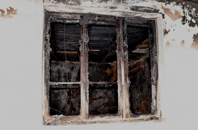 Две деца изгоряха при пожар в квартал „Факултета”