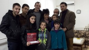 Многодетно семейство получи дарение от рок концерт