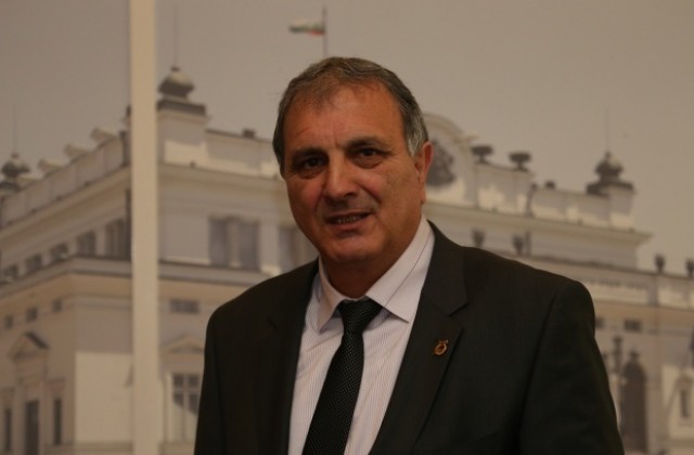 Депутатът Петър Петров желае щедра и пълна с доброта 2015 г.  на жителите на областта