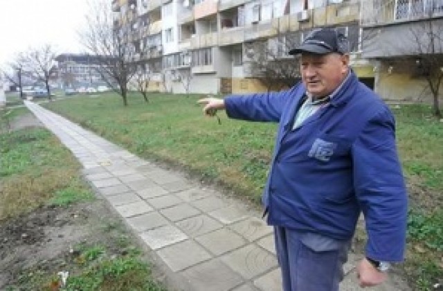 Пенсионер направи сам цял километър пътеки