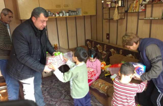 Кметът на Павликени изненада децата от приемната грижа