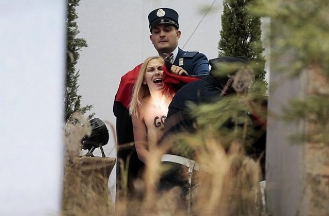 Активистка на Фемен разголи гръд в знак на протест във Ватикана