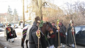 В Самораново коледари обикалят по домовете с пожелания за здраве