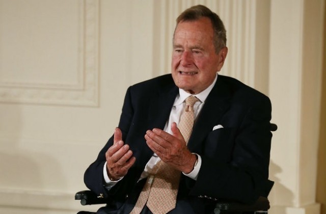 Буш-старши се чувства добре, но остава в болница