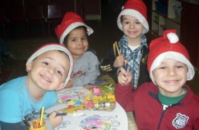 Децата от детска градина „Явор“ изпратиха коледни картички до четири държави