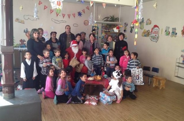 ВМРО зарадва за Коледа децата от с.Краводер