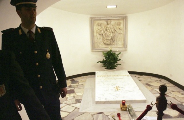 Мехмет Али Агджа положи цветя на гроба на папа Йоан Павел Втори
