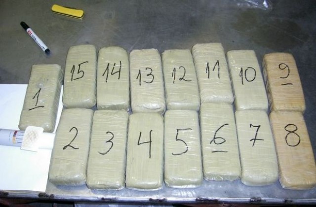 7,7 кг хероин в кутии от баклава и сладки задържаха на Капитан Андреево